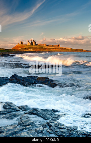 Château de Dunstanburgh vue depuis le sud, près de Craster, Northumberland, England, UK Banque D'Images