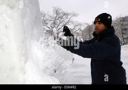 SAPPORO, Japon (fév. 1, 2011) - membre de l'équipe de neige marine Misawa, spécialiste des opérations de 3e classe Draylon Polk, élimine les résidus de sn Banque D'Images