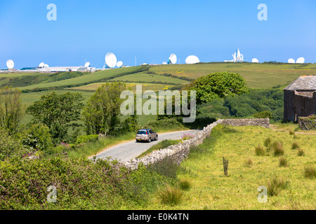 Antenne satellite plat à Bude GCHQ Station d'écoute par satellite (Government Communications Headquarters) défense Cornwall, UK Banque D'Images