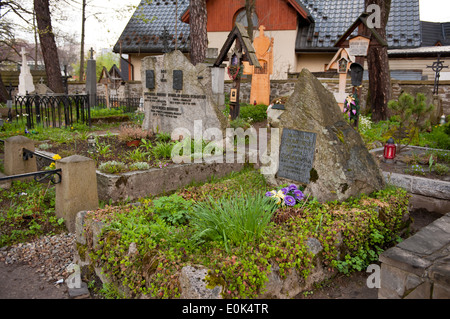 Tombes de pierre à Zakopane vieux cimetière polonais à Zasluzonych Cmentarz na Peksowym Brzyzku w Zakopanem Banque D'Images