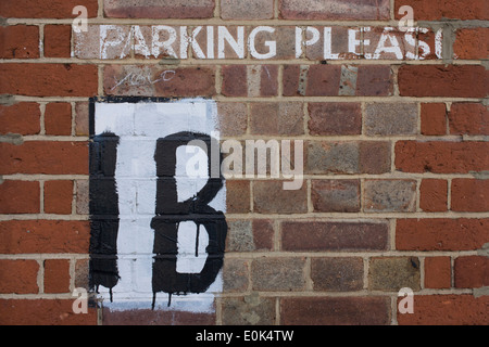 Un pochoir No Parking sign sur un mur à Londres. Banque D'Images