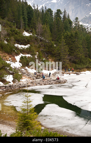 Les touristes à pied autour du lac Morskie Oko congelé Banque D'Images