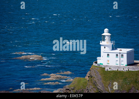 Bateau passe Hartland Point Lighthouse, 19e siècle, classé Grade II, Océan Atlantique et canal de Bristol dans le Nord de l'ouest du Devon Banque D'Images