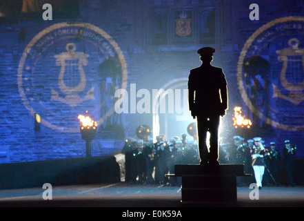 U.S. Naval Forces Europe Band musiciens mars sur l'esplanade du château d'Édimbourg en jouant "Anchors Aweigh" pendant Banque D'Images