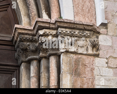 Détail du portail de l'église de Sant'Agostino Banque D'Images