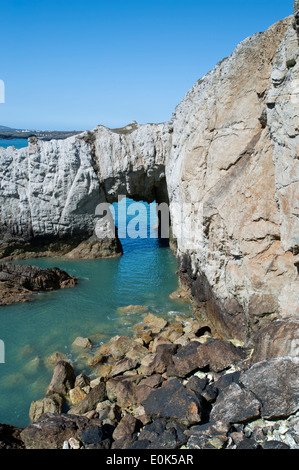 Gwyn Bwa naturel blanc rock sea arch sur la côte, près de Rhoscolyn, Anglesey, au nord du Pays de Galles, Royaume-Uni Banque D'Images
