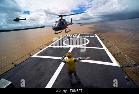 110119-N-5549O-160 Manaus, Brésil (janvier 1985). 19, 2011) un Brésilien Eurocopter transport Secrétaire de la Marine (SECNAV) l'Honora Banque D'Images