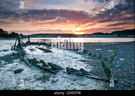 Épave du Seven Sisters et le détroit de Menai à l'aube, Moel y don, Anglesey, au nord du Pays de Galles, Royaume-Uni Banque D'Images