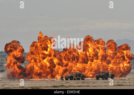 U.S. Air Force pararescueman répondre à une attaque simulée au cours de l'Aviation 2011 Open House Nation le 12 novembre, à la base aérienne de Nellis Banque D'Images