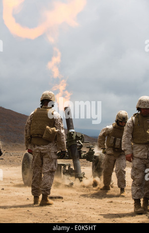 Le Cpl. Kyle Beagle, un cannoneer de Charlie Batterie, 1er Bataillon, 12e Régiment de Marines, tire sur la longe sur le corps expéditionnaire Banque D'Images