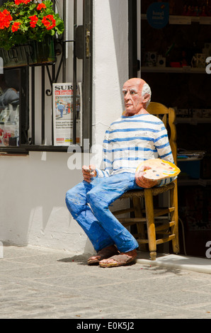 Sculpture en argile de Pablo Picasso assis sur une chaise à Mijas Pueblo, Andalousie, espagne. Banque D'Images