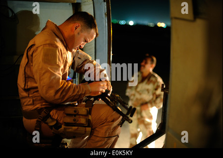 U.S. Air Force Tech. Le Sgt. Onnez Rodriquez-Massas, une antenne gunner avec le 721e Escadron de l'air, Expeditonary Advisor inspecte h Banque D'Images