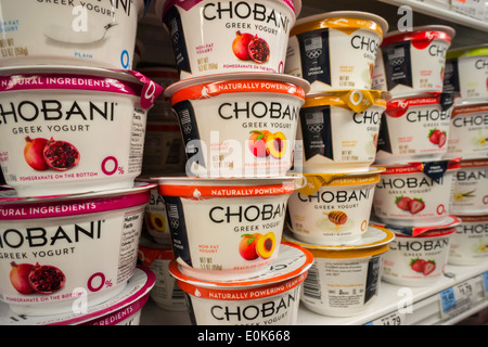 Les contenants de marque Chobani yogourt à la grecque sont vus sur une étagère de supermarché à New York Banque D'Images