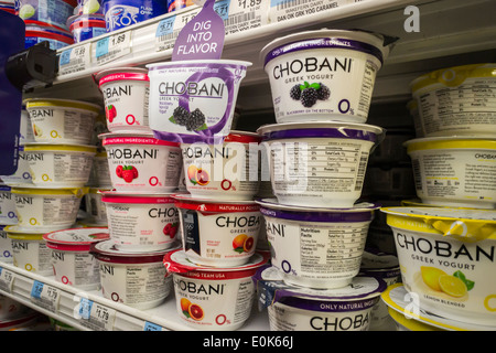 Les contenants de marque Chobani yogourt à la grecque sont vus sur une étagère de supermarché à New York Banque D'Images