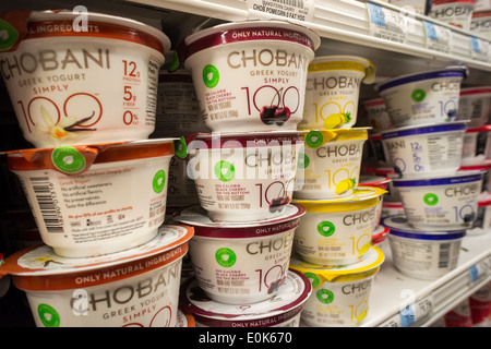 Les contenants de marque Chobani yogourt à la grecque sont vus sur une étagère de supermarché à New York Banque D'Images