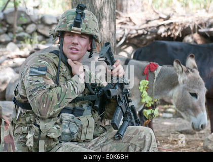 Le caporal de l'armée américaine. Aaron Thompson, de la Compagnie C, 1er Bataillon, 179e, 45e Infanterie Infantry Brigade Combat Team prend une pause dans un Banque D'Images