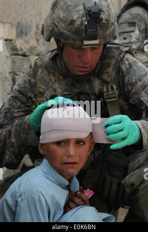 La province de Khost, en Afghanistan - l'armée des États-Unis Le Cpl. Jacques Daoust, field medic, 2e Bataillon, 377Régime d'artillerie de parachute Banque D'Images