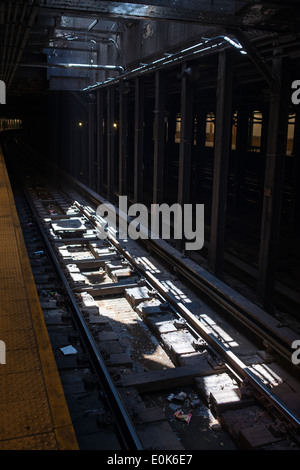 La lumière du soleil pénètre dans l'ouest de la station de métro 59th Street à New York à travers les évents, vu le dimanche, Mai 11, 2014. Richard B. Levine) Banque D'Images