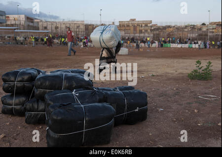 Melilla, Melilla, Espagne. 27 Sep, 2011. Il est 6 h 30, des centaines de personnes sont concentrées à la frontière du quartier chinois de la de la ville autonome de Melilla entre l'Espagne et le Maroc. Ils sont en attente pour les véhicules qui amènent jusqu'à faisceaux lourds varie de 40 à 50kg mais parfois atteint 70 kg de poids. Une écrasante majorité de ces transporteurs sont des femmes (ladies mule). Ils transporter de lourds colis à une plate-forme de ciment où marqués et triés, maintenant, c'est lors du combat de plus de problèmes qu'il y a certains qui veulent s'infiltrent dans la ligne d'attente. À partir de 12:00 à traverser la b Banque D'Images