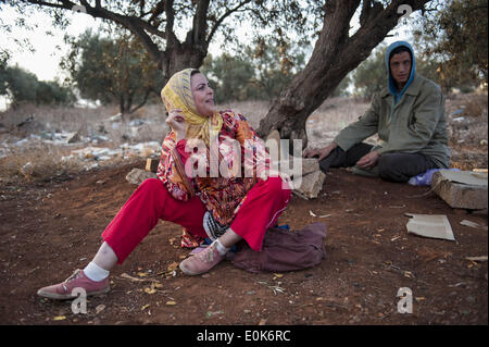 Melilla, Melilla, Espagne. 27 Sep, 2011. Il est 6 h 30, des centaines de personnes sont concentrées à la frontière du quartier chinois de la de la ville autonome de Melilla entre l'Espagne et le Maroc. Ils sont en attente pour les véhicules qui amènent jusqu'à faisceaux lourds varie de 40 à 50kg mais parfois atteint 70 kg de poids. Une écrasante majorité de ces transporteurs sont des femmes (ladies mule). Ils transporter de lourds colis à une plate-forme de ciment où marqués et triés, maintenant, c'est lors du combat de plus de problèmes qu'il y a certains qui veulent s'infiltrent dans la ligne d'attente. À partir de 12:00 à traverser la b Banque D'Images