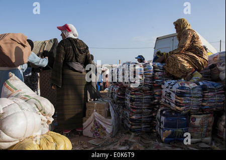 Melilla, Melilla, Espagne. 27 Sep, 2011. Il est 6 h 30, des centaines de personnes sont concentrées à la frontière du quartier chinois de la de la ville autonome de Melilla entre l'Espagne et le Maroc. Ils sont en attente pour les véhicules qui amènent jusqu'à faisceaux lourds varie de 40 à 50kg mais parfois atteint 70 kg de poids. Une écrasante majorité de ces transporteurs sont des femmes (ladies mule). Ils transporter de lourds colis à une plate-forme de ciment où marqués et triés, maintenant, c'est lors du combat de plus de problèmes qu'il y a certains qui veulent s'infiltrent dans la ligne d'attente. À partir de 12:00 à traverser la b Banque D'Images