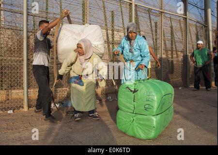 Melilla, Melilla, Espagne. 27 Sep, 2011. Il est 6 h 30, des centaines de personnes sont concentrées à la frontière du quartier chinois de la de la ville autonome de Melilla entre l'Espagne et le Maroc. Ils sont en attente pour les véhicules qui amènent jusqu'à faisceaux lourds varie de 40 à 50kg mais parfois atteint 70 kg de poids. Une écrasante majorité de ces transporteurs sont des femmes (ladies mule). Ils transporter de lourds colis à une plate-forme de ciment où marqués et triés, maintenant, c'est lors du combat de plus de problèmes qu'il y a certains qui veulent s'infiltrent dans la ligne d'attente. À partir de 12:00 à traverser la b Banque D'Images