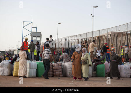 Melilla, Melilla, Espagne. 27 Sep, 2011. Il est 6 h 30, des centaines de personnes sont concentrées à la frontière du quartier chinois de la de la ville autonome de Melilla entre l'Espagne et le Maroc. Ils sont en attente pour les véhicules qui amènent jusqu'à faisceaux lourds varie de 40 à 50kg mais parfois atteint 70 kg de poids. Une écrasante majorité de ces transporteurs sont des femmes (ladies mule). Ils transporter de lourds colis à une plate-forme de ciment où marqués et triés, maintenant, c'est lors du combat de plus de problèmes qu'il y a certains qui veulent s'infiltrent dans la ligne d'attente. À partir de 12:00 à traverser la b Banque D'Images