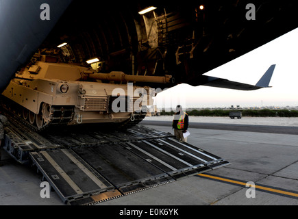 U.S. Marine Corps M1A1 Abrams tank fait monter la rampe d'un U.S Air Force C-17 Globemaster III affectés à la 816th Ex Banque D'Images