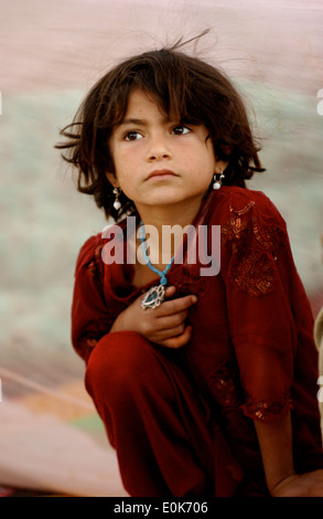 Un enfant afghan regarde des soldats du 1er Bataillon, 12e Régiment d'infanterie durant l'opération Premier appel dans la distri Zhari Banque D'Images