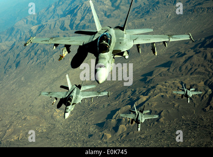 Un U.S. Air Force KC-10 Extender aéronefs affectés à la 908e Escadron expéditionnaire de ravitaillement en vol, fournit le carburant pour quatre F/A Banque D'Images