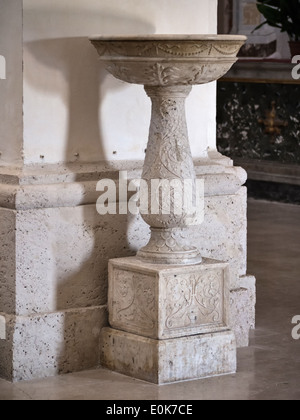 Fonts baptismaux dans l'église romane de San Pietro à Spoleto, Ombrie, Italie Banque D'Images