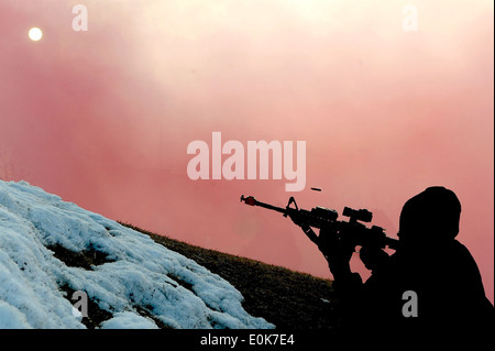 Un aviateur agissant en tant qu'un membre des forces opposées se met à couvert et feux à membres de la 51e Escadron des Forces de sécurité qui sont sec Banque D'Images