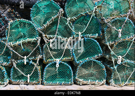 Des casiers à homard empilés sur le quai au port de Brixham, Devon Banque D'Images