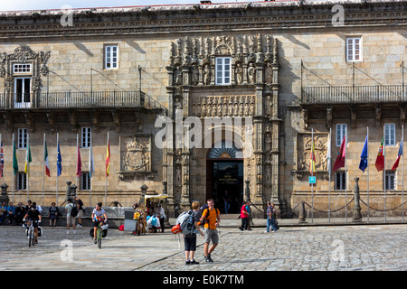 Pèlerins sur le Camino de Santiago chemin trail pass Parador Hostal de los Reyes Catolicos à Santiago de Compostela, Espagne Banque D'Images