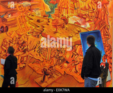 Augsburg, Allemagne. 15 mai, 2014. Un visiteur regarde le tableau La Tentation de saint Antoine par Joerg Immendorff lors d'un press tour à Augsburg, Allemagne, 15 mai 2014. L'exposition des œuvres des Immendorfs le droit d'essayer d'être un aigle a lieu du 16 mai 2014 jusqu'au 17 mai 2015. Photo : STEFAN UDRY/dpa/Alamy Live News Banque D'Images