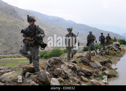 La province de Kunar, Afghanistan - Les soldats de l'armée américaine avec 3e peloton, Compagnie B, 1er Bataillon, 327e Régiment d'infanterie, Task Fo Banque D'Images