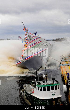 Le navire de combat littoral Unité Pre-Commissioning Fort Worth est lancé dans la rivière Menominee au cours d'une cérémonie de baptême Banque D'Images