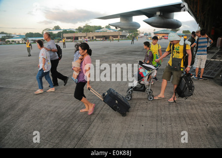 Les Marines américains avec le 3d'aider le personnel de la brigade expéditionnaire de Marines déplacées par le typhon Haiyan off un KC-130J Super Hercules un Banque D'Images