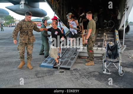 Les Marines américains avec le 3d'aider le personnel de la brigade expéditionnaire de Marines déplacées par le typhon Haiyan off un KC-130J Super Hercules un Banque D'Images