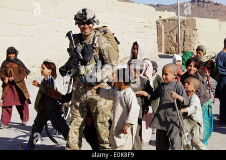 ARGHANDAB, Afghanistan - Le Sgt. Juan Almaguer, infirmier de la Compagnie A, 1er Bataillon, 67e régiment de blindés, 2e Brigade Combat T Banque D'Images