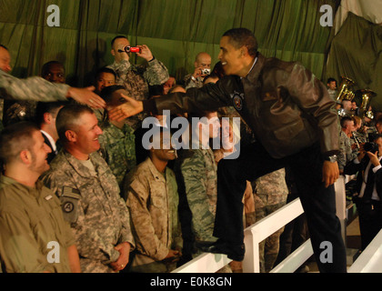 L'AÉRODROME DE BAGRAM (Afghanistan) - Le Président des Etats-Unis Barack Obama salue des civils et militaires déployés d Banque D'Images