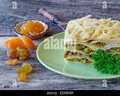 Plat bobotie sud-africain en couches avec des crêpes Banque D'Images