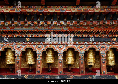 Roues de prière au monastère de Punakha Dzong du Bhoutan Banque D'Images