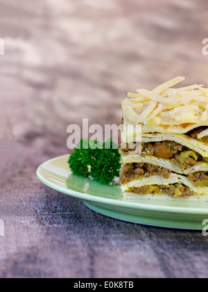 Plat bobotie sud-africain en couches avec des crêpes Banque D'Images