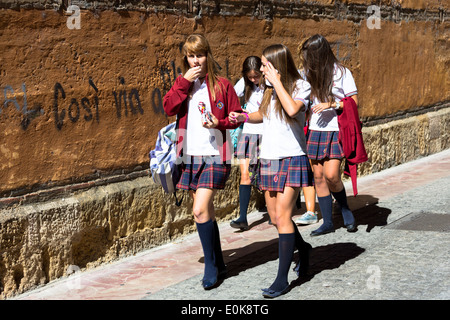 Jeunes élèves des étudiants se promenant dans la Calle Sacramento à Leon, Castilla y Leon, Espagne Banque D'Images