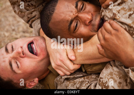 Le Cpl. Derrick Horne et le Sgt. Jonathan Lewis, avec les élèves de 7 à 10 Cours Instructeur en arts martiaux, au cours de la pince est Ba Banque D'Images