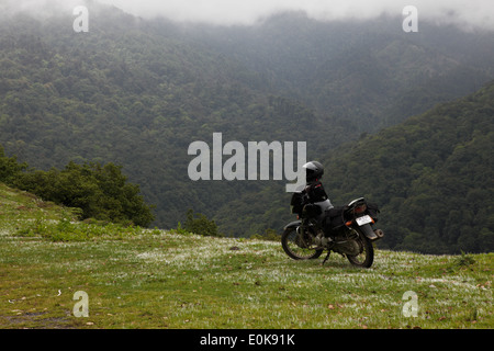 Vtt dans les montagnes de l'himalaya Banque D'Images