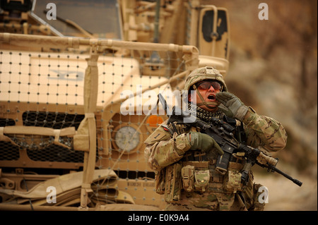 Le personnel de l'armée américaine, le Sergent Mark Lynas, Équipe provinciale de reconstruction, chef d'escouade de Zaboul, appelle à un membre de son équipe lors d'une mis Banque D'Images