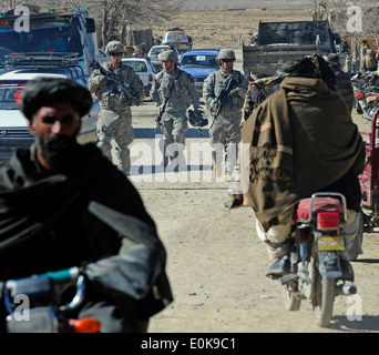 Les membres de l'Équipe de reconstruction provinciale Zabul promenade dans le bazar de Shinkai, le 22 janvier. Forces de sécurité nationales afghanes à sh Banque D'Images