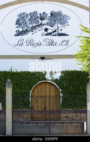 Cave de vinification Bodegas Muga, la Rioja Alta, à Haro dans la province de la Rioja, dans le nord de l'Espagne Banque D'Images